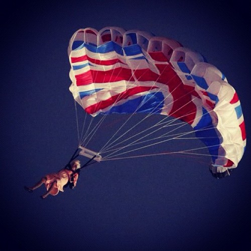 queen_parachuting.jpg