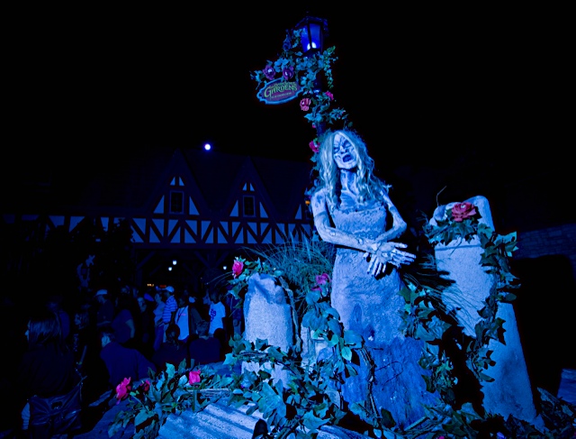 BGHowlOScreamLadyGardens.jpg