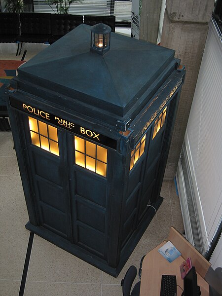 450px-TARDIS.jpg